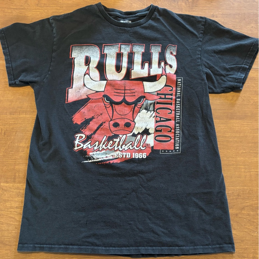 Chicago Bulls tee, black. Size medium